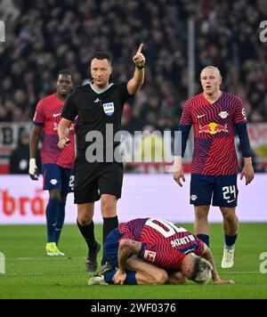 Stuttgart, Deutschland. 27 janvier 2024. Benjamin Sesko RasenBallsport Leipzig RBL (30) verletzt Verletzung am Boden Schiedsrichter arbitre Sven Jablonski Gestik geste Xaver Schlager RasenBallsport Leipzig RBL (24) Mohamed Simakan RasenBallsport Leipzig RBL (02) VfB Stuttgart vs RB Leipzig, Fussball, Bundesliga, 19. Spieltag, saison 2023/2024, 27.01.2024. LA RÉGLEMENTATION DFL INTERDIT TOUTE UTILISATION DE PHOTOGRAPHIES COMME SÉQUENCES D'IMAGES ET/OU QUASI-VIDÉO Foto : Eibner-Pressefoto/Michael Weber crédit : dpa/Alamy Live News Banque D'Images