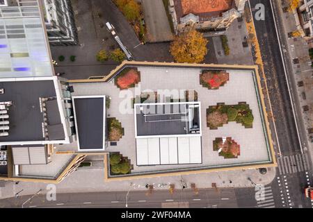 Photographie drone d'un restaurant sur un toit dans le quartier du centre-ville de la ville pendant le coucher du soleil d'automne Banque D'Images