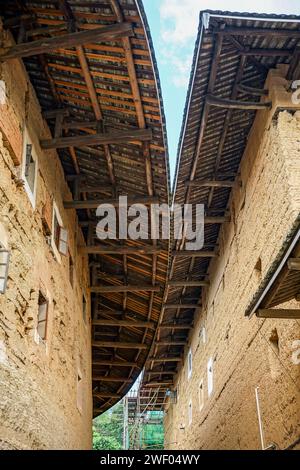 Toits en porte-à-faux de la monumentale ronde Chengqi Lou tulou et de son voisin rectangulaire dans le village de Gaobei, comté de Yongding dans le Fujian, Banque D'Images