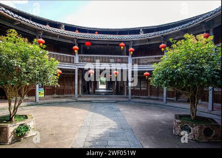 Zheng Cheng Lou tulou fait de terre battue, de pierre et de bois dans le village de Hukeng du comté de Yongding, Fujian, Chine Banque D'Images