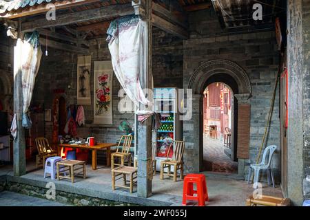 Zheng Cheng Lou tulou fait de terre battue, de pierre et de bois dans le village de Hukeng du comté de Yongding, Fujian, Chine Banque D'Images