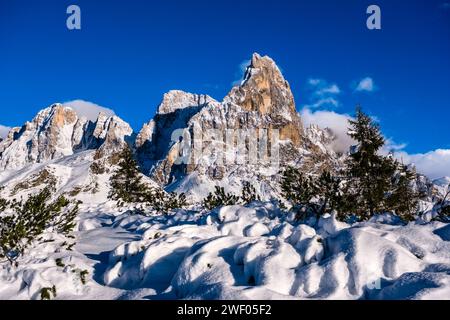 Sommets de Cima dei Bureloni, Cima della Vezzana et Cimon della Pala à gauche du groupe Pala, vu du haut du col Passo Rolle en hiver. San Mar Banque D'Images