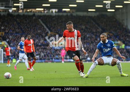 Liverpool, Royaume-Uni. 27 janvier 2024. Ross Barkley de Luton Town (6) est abordé par Dominic Calvert-Lewin d'Everton. Emirates FA Cup, match de 4e tour, Everton contre Luton Town au Goodison Park à Liverpool le samedi 27 janvier 2024. Cette image ne peut être utilisée qu'à des fins éditoriales. Usage éditorial uniquement, photo de Chris Stading/Andrew Orchard photographie sportive/Alamy Live News crédit : Andrew Orchard photographie sportive/Alamy Live News Banque D'Images