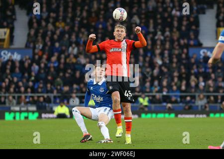 Liverpool, Royaume-Uni. 27 janvier 2024. Alfie Doughty de Luton Town dirige le ballon. Emirates FA Cup, match de 4e tour, Everton contre Luton Town au Goodison Park à Liverpool le samedi 27 janvier 2024. Cette image ne peut être utilisée qu'à des fins éditoriales. Usage éditorial uniquement, photo de Chris Stading/Andrew Orchard photographie sportive/Alamy Live News crédit : Andrew Orchard photographie sportive/Alamy Live News Banque D'Images