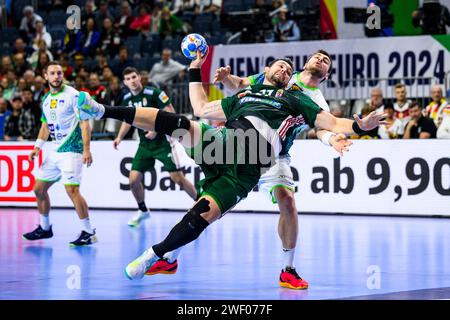 Cologne, Allemagne. 26 janvier 2024. Handball : Championnat d'Europe, Hongrie - Slovénie, finale, matchs de classement, match pour la 5e place, Lanxess Arena. Le Hongrois Bence Banhidi (l) en action. Crédit : Tom Weller/dpa/Alamy Live News Banque D'Images