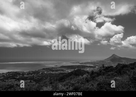 La tourelle du Tamarin vue du point de vue de Chamarel à l'île Maurice Banque D'Images