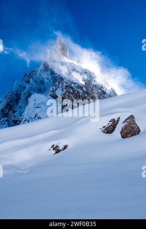 Structures de neige dérivante sur une colline dans le Val Venegia au-dessus du Passo Rolle col, sommet du Cimon della Pala du groupe Pala au loin, en hiver. S Banque D'Images