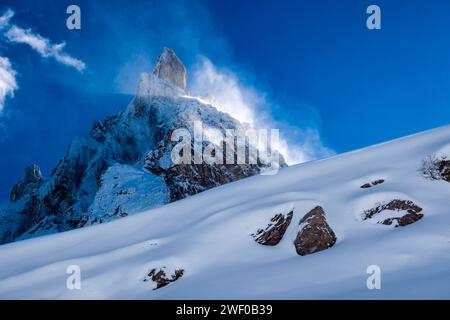 Structures de neige dérivante sur une colline dans le Val Venegia au-dessus du Passo Rolle col, sommet du Cimon della Pala du groupe Pala au loin, en hiver. S Banque D'Images