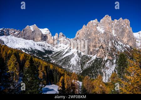 Formations rocheuses du groupe de montagne Catinaccio, Pale de Mesdi et Gran Gront à droite, après des chutes de neige en automne, vu de la cabane de montagne Rifu Banque D'Images