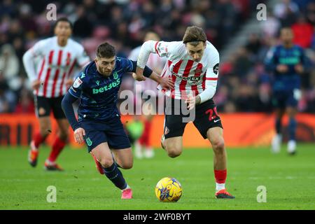 Jack Clarke de Sunderland s'éloigne de Lynden Gooch de Stoke City lors du Sky Bet Championship match entre Sunderland et Stoke City au Stadium of Light, Sunderland le samedi 27 janvier 2024. (Photo : Michael Driver | MI News) crédit : MI News & Sport / Alamy Live News Banque D'Images