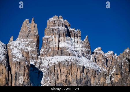 Sommets et falaises rocheuses de Torri di Vajolet du groupe de montagne Catinaccio, après des chutes de neige en automne, vu de la cabane de montagne Rifugio Ciampedie. Banque D'Images