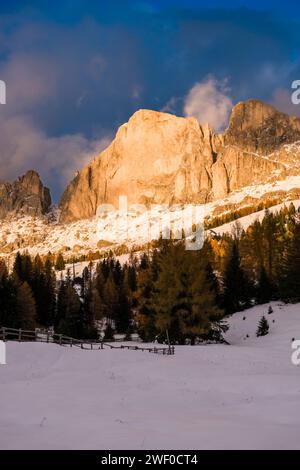 Sommets et falaises rocheuses de Roda di Vael du groupe de montagne Catinaccio, après des chutes de neige en automne, vu du Village Carezza, au coucher du soleil. Vigo di Banque D'Images