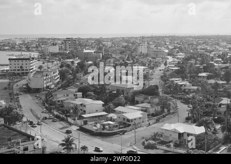 Belize City, Belize vu d'un avion. Prise en monochrome. Des bâtiments résidentiels et commerciaux peuvent être vus. Banque D'Images