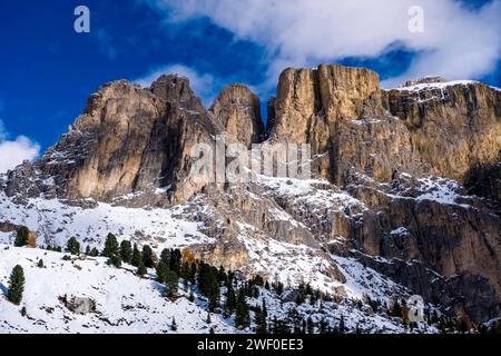 Pentes enneigées, sommets et falaises rocheuses du groupe Sella, Torri del Sella, vues depuis les pentes du col Passo Sella en hiver. Canazei Trentino Banque D'Images