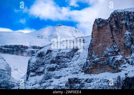 Pentes enneigées et sommet de la montagne Piz BoE du Groupe de Sella, vu depuis les pentes du col Passo Sella en hiver. Canazei Trentino-Alto A. Banque D'Images