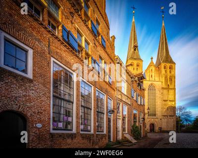 Une vue aérienne d'un paysage urbain animé avec une structure grandiose et imposante avec une haute flèche le long d'un bâtiment plus petit Banque D'Images