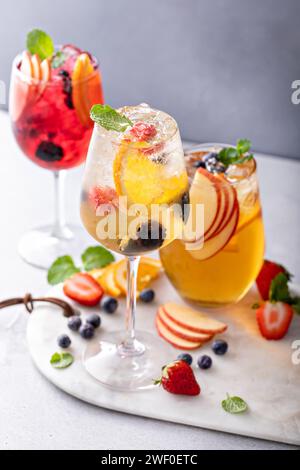 Sangria au vin blanc avec pommes, framboises et variété de baies Banque D'Images