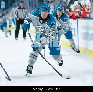 San Jose, Californie, États-Unis. 26 janvier 2024. San Jose Barracuda centre JORDY BELLERIVE (57) tire au but contre les Wranglers de Calgary à l'aréna TechCU. (Image de crédit : © Jose Moreno/ZUMA Press Wire) USAGE ÉDITORIAL SEULEMENT! Non destiné à UN USAGE commercial ! Banque D'Images