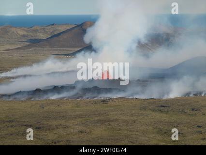 La fumée s'élève de la base du terrain volcanique Banque D'Images