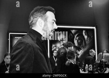 Jamie Childs, scénariste et réalisateur du thriller d'action « Jackdaw » photographié en parlant aux médias lors de la première du film. Crédit James Hind/Alamy. Banque D'Images