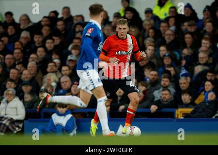 Alfie Doughty #45 de Luton Town F.C. en possession du ballon lors du match du quatrième tour de la FA Cup entre Everton et Luton Town à Goodison Park, Liverpool le samedi 27 janvier 2024. (Photo : Mike Morese | MI News) crédit : MI News & Sport / Alamy Live News Banque D'Images