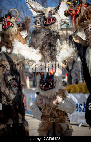 Pernik, Bulgarie - 26 janvier 2024 : Festival de mascarade du 30e anniversaire à Pernik Bulgarie. Les gens avec un masque appelé Kukeri dansent et se produisent au sc Banque D'Images