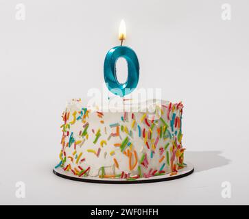 0 lumière de bougie en forme sur le gâteau de joyeux anniversaire Banque D'Images