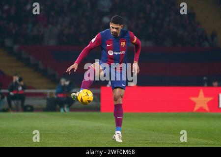 27 janvier 2024 ; Estadi OL&#xed;mpic LLU&#xed;s Companys, Barcelone, Espagne, la Liga football espagnole, Barcelone contre Villarreal ; Ronald Araujo FC Barcelone contrôle le ballon haut Banque D'Images