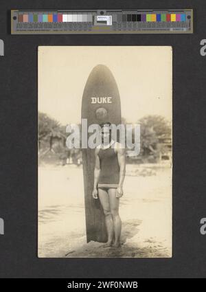 Photographie anonyme du duc Paoa Kahanamoku avec sa planche de surf (PPWD-13-3-007). Banque D'Images