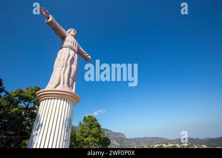 Vue de la ville de Taxco avec Jésus Christ monument Cristo Rey surplombant les collines pittoresques et le centre-ville historique. Banque D'Images