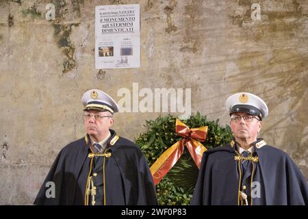 Rome, Italie. 27 janvier 2024. Deux représentants de la police municipale de la Municipalité de Rome lors de l’hommage aux victimes oubliées de l’Holocauste, le jour du souvenir à Rome. Procession aux flambeaux à Rome en mémoire, outre le massacre du peuple juif, de toutes les victimes des massacres oubliés : Roms, Sinti, homosexuels, transsexuels, handicapés, les religieux et les opposants politiques déportés et exterminés dans les camps de concentration nazis pendant la Seconde Guerre mondiale. Crédit : ZUMA Press, Inc./Alamy Live News Banque D'Images