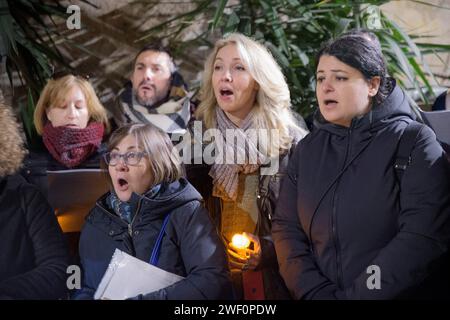 Rome, Italie. 27 janvier 2024. Certaines femmes chantent en chœur pendant la manifestation commémorant les victimes oubliées de l'Holocauste à Rome. Procession aux flambeaux à Rome en mémoire, outre le massacre du peuple juif, de toutes les victimes des massacres oubliés : Roms, Sinti, homosexuels, transsexuels, handicapés, les religieux et les opposants politiques déportés et exterminés dans les camps de concentration nazis pendant la Seconde Guerre mondiale. Crédit : ZUMA Press, Inc./Alamy Live News Banque D'Images