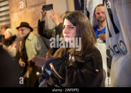 Rome, Italie. 27 janvier 2024. Une femme s’est déplacée pendant la manifestation pour commémorer les victimes oubliées de l’Holocauste le jour du souvenir à Rome. Procession aux flambeaux à Rome en mémoire, outre le massacre du peuple juif, de toutes les victimes des massacres oubliés : Roms, Sinti, homosexuels, transsexuels, handicapés, les religieux et les opposants politiques déportés et exterminés dans les camps de concentration nazis pendant la Seconde Guerre mondiale. Crédit : ZUMA Press, Inc./Alamy Live News Banque D'Images