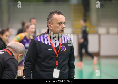 Gijón, Espagne, le 27 janvier 2024 : l'entraîneur de Motive.co Gijón Balonmano la Calzada, Alfredo Rodríguez lors de la 15e Journée de la Liga Guerreras Iberdrola 2023-24 entre Motive.co Gijón Balonmano la Calzada et Conserbas Orbe Rubensa BM. Porriño, le 27 janvier 2024, au Pavillon Arena, à Gijón, Espagne. Crédit : Alberto Brevers / Alamy Live News. Banque D'Images