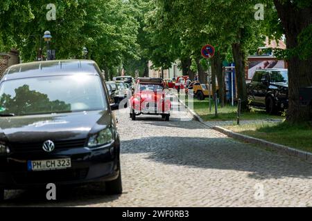 WERDER (HAVEL), ALLEMAGNE - 20 MAI 2023 : la voiture économique Citroën 2CV, dans la rue. Oldtimer - Festival Werder Classics 2023 Banque D'Images