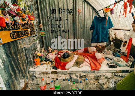 USHUAIA, ARGENTINE - 2 décembre 2023 Un sanctuaire de fortune à Gauchito Gil. Photo de haute qualité Banque D'Images