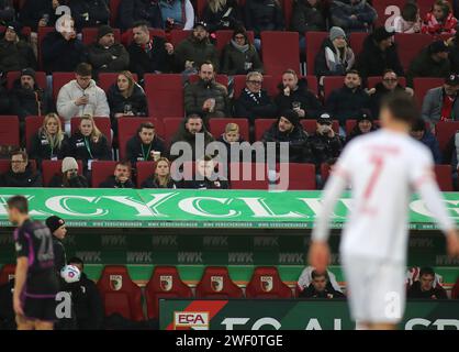 Augsbourg, Deutschland. 27 janvier 2024. Augsbourg, Deutschland 27. Janvier 2024 : Fussball, Herren, saison 2023/2024, FC Augsburg - FC Bayern München, Bundesliga, WWK Arena Sascha Mölders mit Sohn Lio als Zuschauer auf den Rängen les règlements DFL/DFB interdisent toute utilisation de photographies comme séquences d'images et/ou quasi-vidéo crédit : dpa/Alamy Live News Banque D'Images