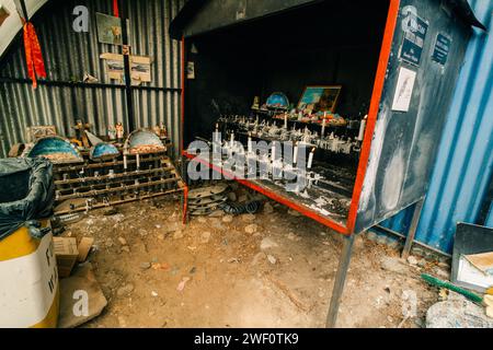 USHUAIA, ARGENTINE - 2 décembre 2023 Un sanctuaire de fortune à Gauchito Gil. Photo de haute qualité Banque D'Images