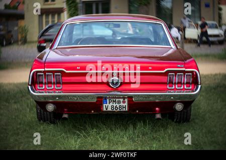 WERDER (HAVEL), ALLEMAGNE - 20 MAI 2023 : le muscle car Ford Mustang, 1968. Swirl bokeh, lentille artistique. Vue arrière. Oldtimer - Festival Werder Classics 2023 Banque D'Images