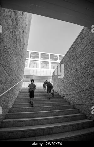 Lisboa, Portugal - juillet 22 2016 : deux garçons montent les escaliers au Centro Cultural de Belem. Banque D'Images