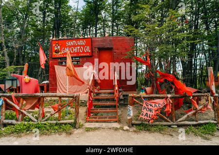 USHUAIA, ARGENTINE - 2 décembre 2023 Un sanctuaire de fortune à Gauchito Gil. Photo de haute qualité Banque D'Images