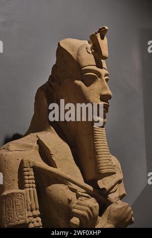 Louxor, Égypte - décembre 26 2023 : buste du roi Akhenaton, musée de Louxor, haute-Égypte, vallée du Nil Banque D'Images