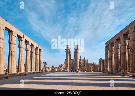 Louxor, Egypte - décembre 26 2023 : colonnes du temple de Louxor, un grand temple égyptien antique, rive est du Nil Banque D'Images