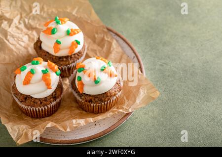 Gâteau aux carottes cupcakes avec glaçage au fromage à la crème décoré avec de minuscules petites carottes Banque D'Images