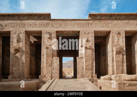 Louxor, Egypte - décembre 26 2023 : Temple mortuaire de Ramsès III dans le complexe Medinat Habu Banque D'Images