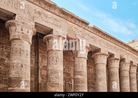 Louxor, Egypte - décembre 26 2023 : Temple mortuaire de Ramsès III dans le complexe Medinat Habu Banque D'Images