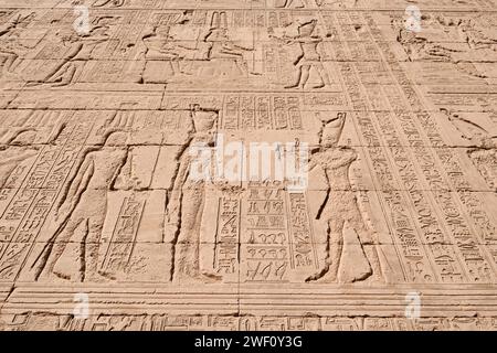 Qena, Egypte - décembre 27 2023 : bas reliefs sur le temple de Dendera ou Temple de Hathor Egypte. Complexe du temple de Dendera, l'un des temples les mieux conservés Banque D'Images