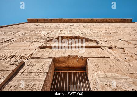 Qena, Egypte - décembre 27 2023 : bas reliefs sur le temple de Dendera ou Temple de Hathor Egypte. Complexe du temple de Dendera, l'un des temples les mieux conservés Banque D'Images