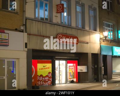 Bruxelles, Belgique. 26 janvier 2024. Façade du magasin Kruidvat dans l'obscurité. Rues de Bruxelles. Photographie de rue de nuit sous lumière artificielle Banque D'Images