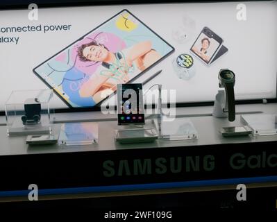 Bruxelles, Belgique. 26 janvier 2024. Grand centre commercial avec l'électronique MediaMarkt à Bruxelles. Applications à l'écran. Support avec Samsung Galaxy série S24 Banque D'Images